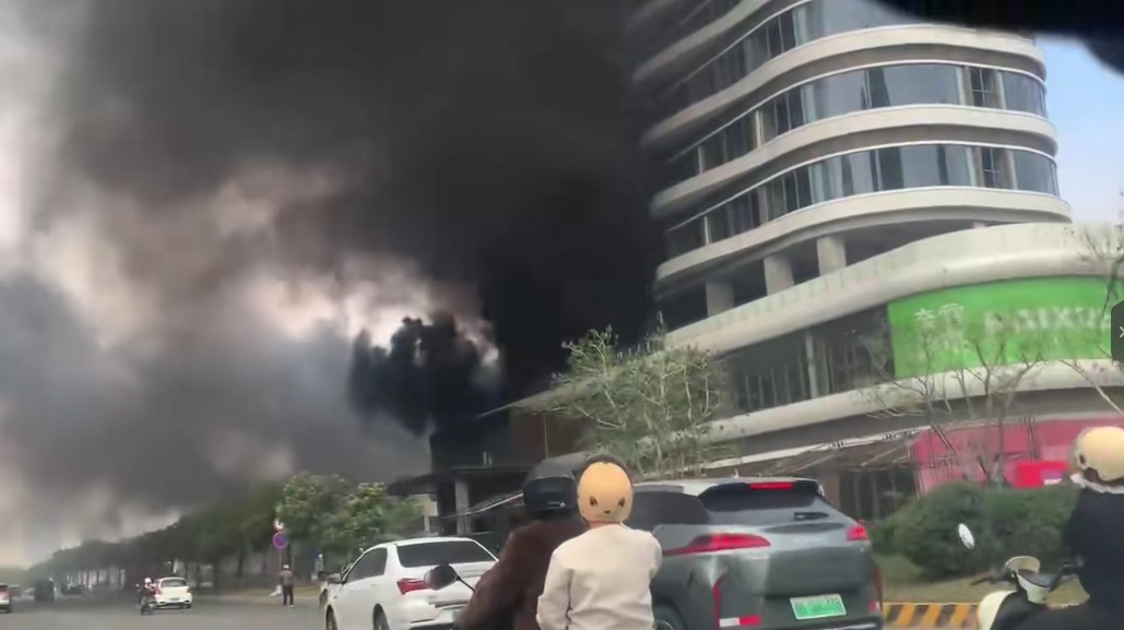 广东茂名电白区一在建酒店发生火灾(图1) 广东茂名电白区一在建酒店发生火灾(图1)