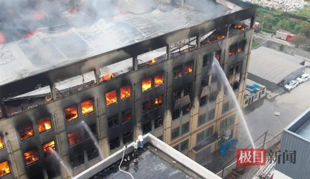 浙江宁波一工厂发生火灾(图2) 浙江宁波一工厂发生火灾(图2)