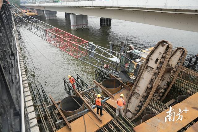 广州珠江大桥发生吊机事故(图4) 广州珠江大桥发生吊机事故(图4)
