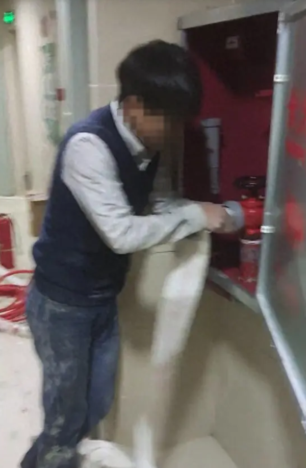 男子称因消防栓无法接水,母亲在火灾中遇难!当地回应(图1) 男子称因消防栓无法接水,母亲在火灾中遇难!当地回应(图1)