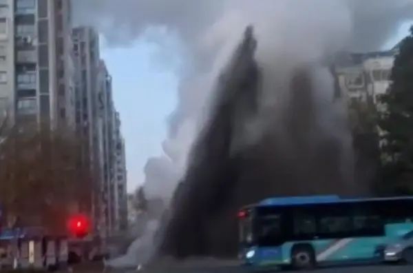 连云港一地下管道发生炸裂(图1) 连云港一地下管道发生炸裂(图1)