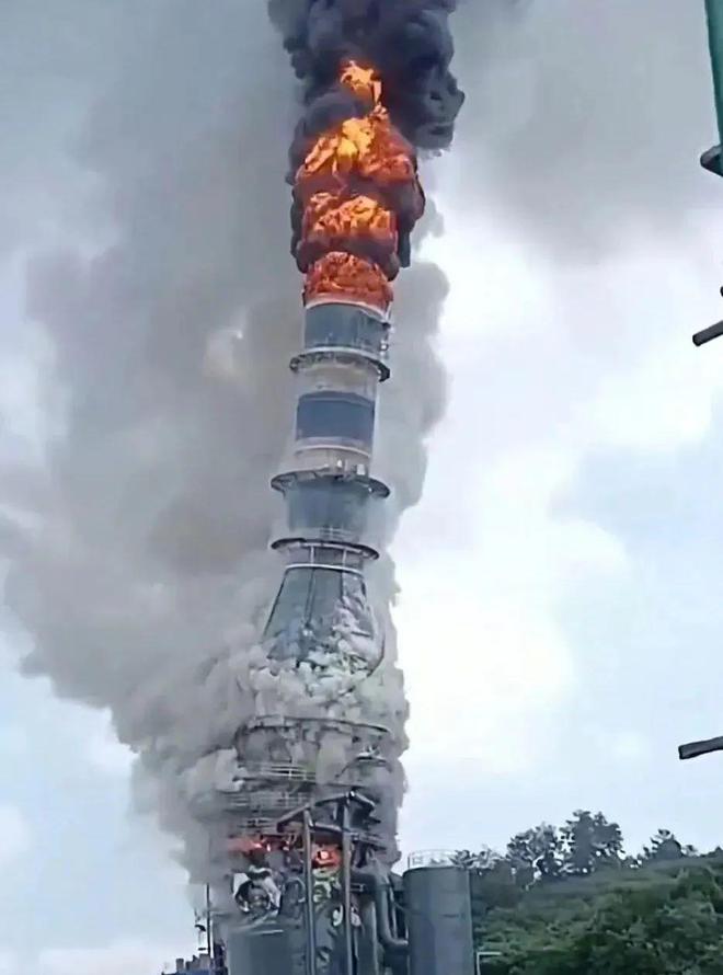 辽宁丹东一热电厂高塔起火后拦腰倒塌(图1) 辽宁丹东一热电厂高塔起火后拦腰倒塌(图1)