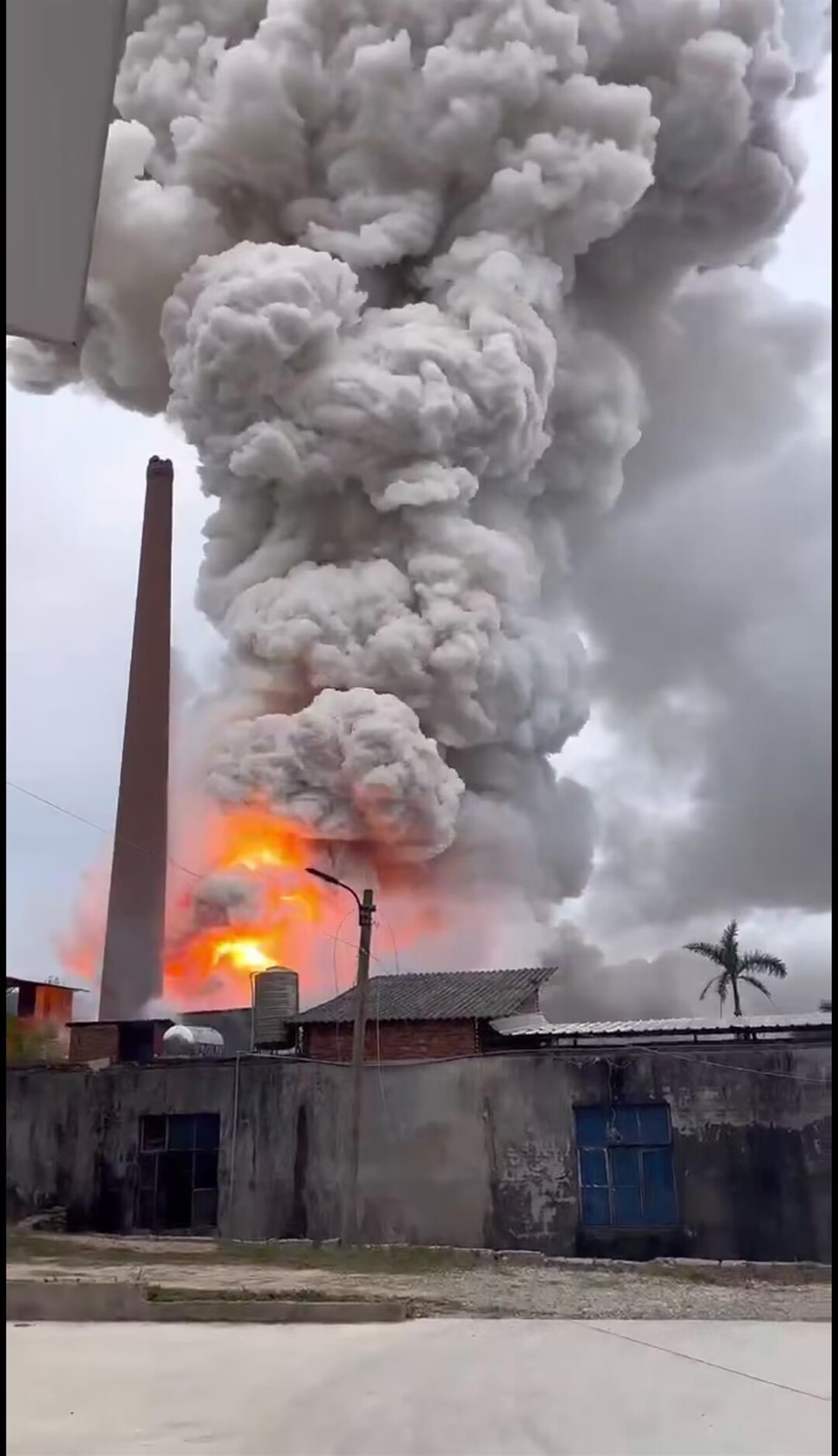 福建南安一煤炭加工厂发生爆燃(图1) 福建南安一煤炭加工厂发生爆燃(图1)