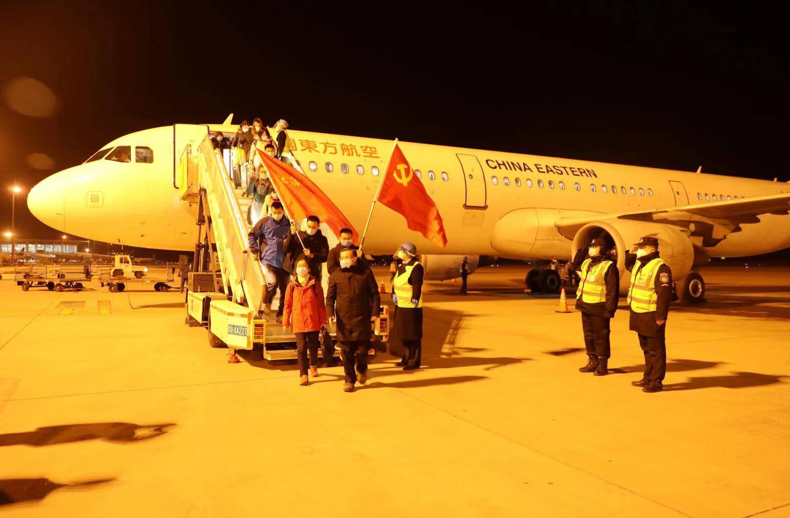 寒夜出征!河北6天304例本土感染,江苏、浙江等地数百名医疗队员深夜驰援(图2) 寒夜出征!河北6天304例本土感染,江苏、浙江等地数百名医疗队员深夜驰援(图2)