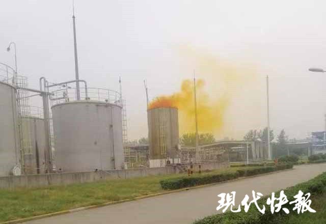 突发!南京化工园一公司硝酸罐发生冒顶泄露(图2) 突发!南京化工园一公司硝酸罐发生冒顶泄露(图2)