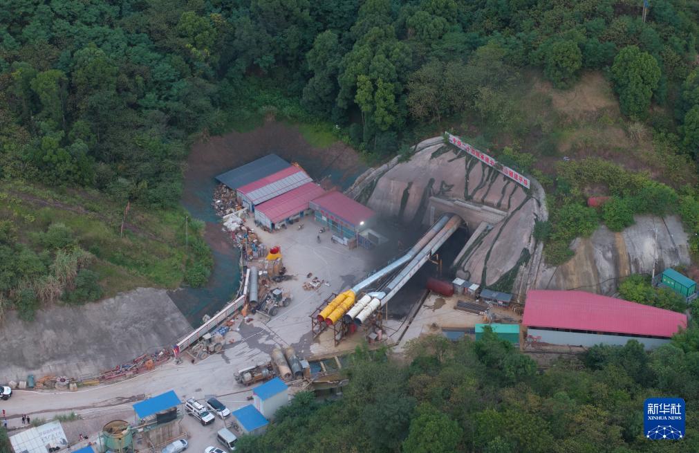 西渝高铁一在建隧道一氧化碳泄漏致7人被困