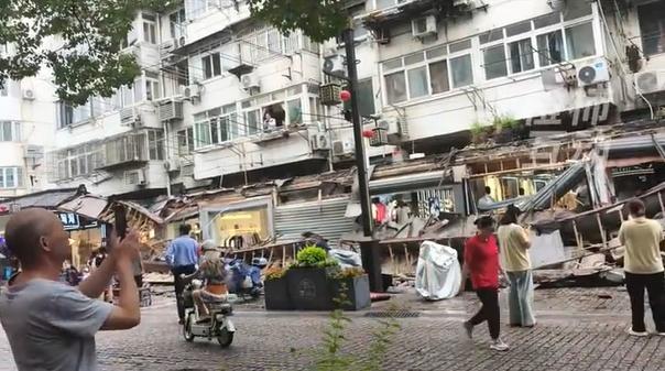 上海一商业街门头连片坍塌