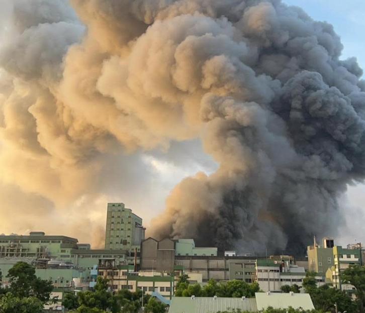 台湾高雄一锂电池工厂发生火灾 现场传出爆炸声(图2) 台湾高雄一锂电池工厂发生火灾 现场传出爆炸声(图2)