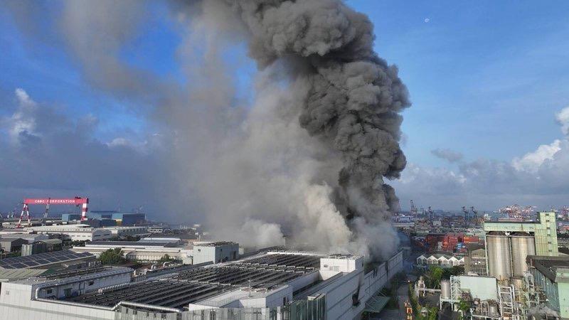 台湾高雄一锂电池工厂发生火灾 现场传出爆炸声