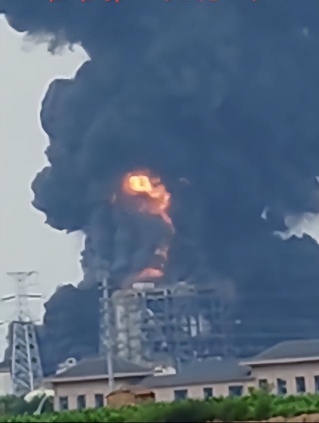 山东桓台一化工厂区失火(图2) 山东桓台一化工厂区失火(图2)