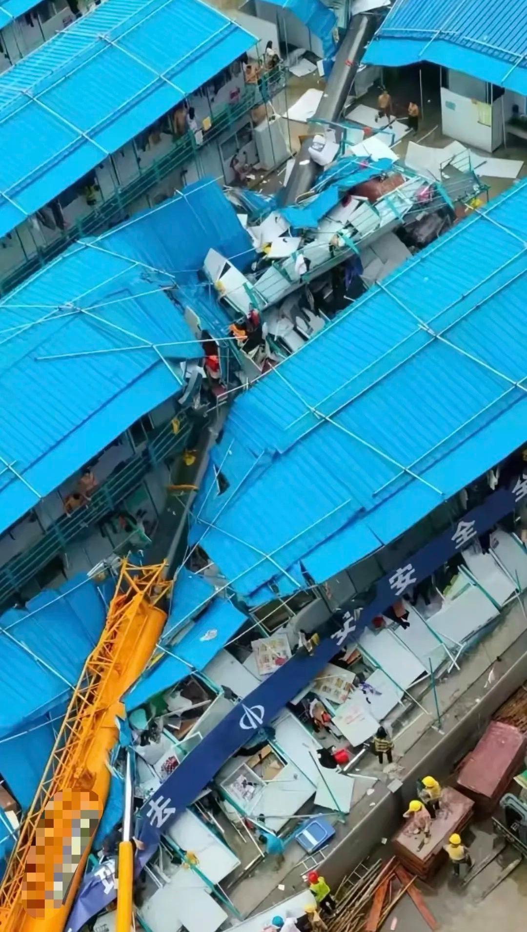 中山一工地突发吊车倾翻事故，知情人称砸中多栋临时板房