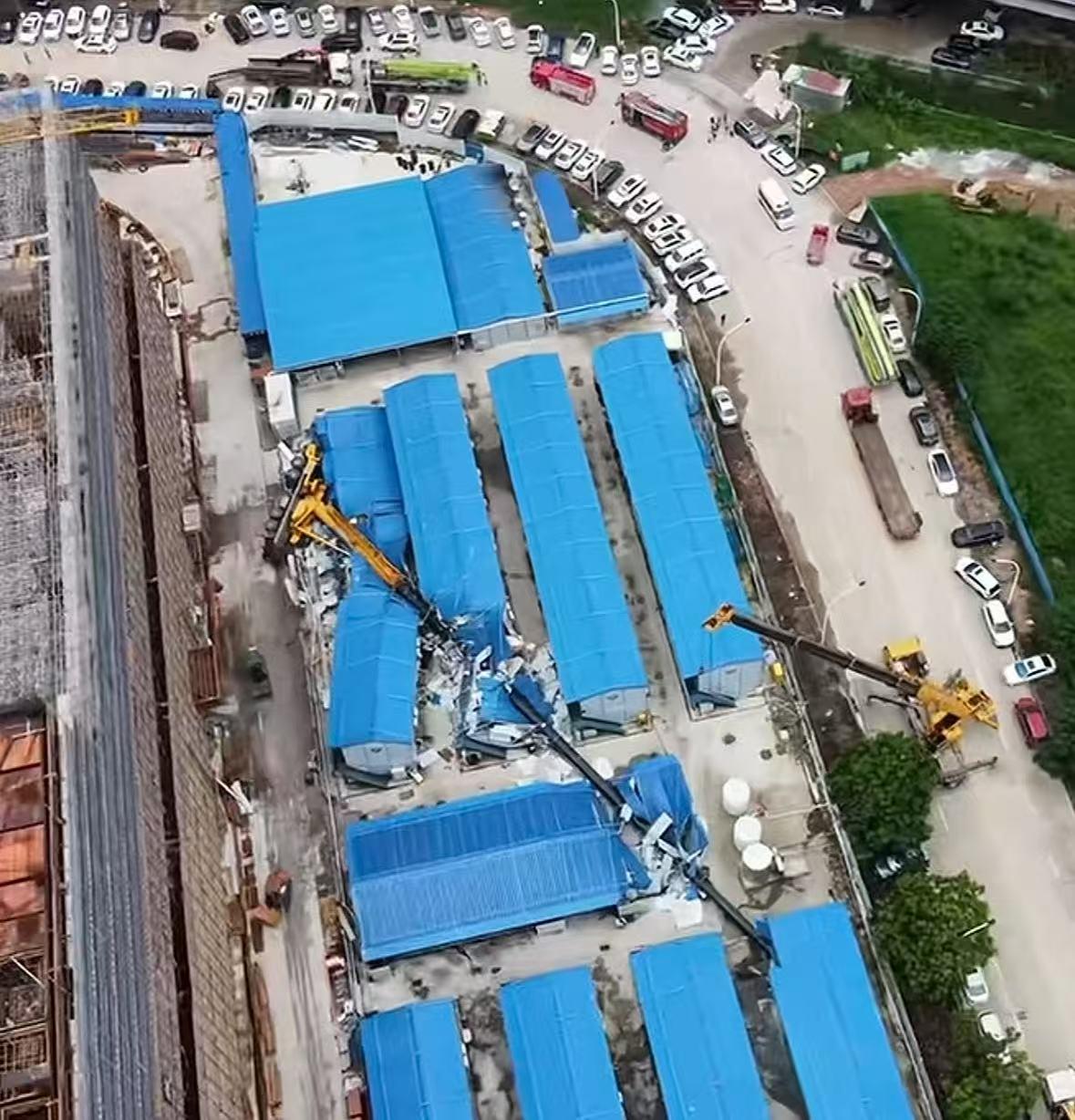 中山一工地突发吊车倾翻事故，知情人称砸中多栋临时板房(图2)